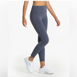 Vuori Studio Pocket 7/8 Legging, size S in like new condition.